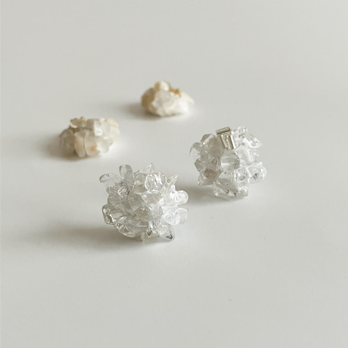 カケラ ▱ 透明 クリスタルさざれ石の刺繍ピアス/イヤリング (金属