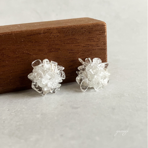 カケラ ▱ 透明 クリスタルさざれ石の刺繍ピアス/イヤリング (金属