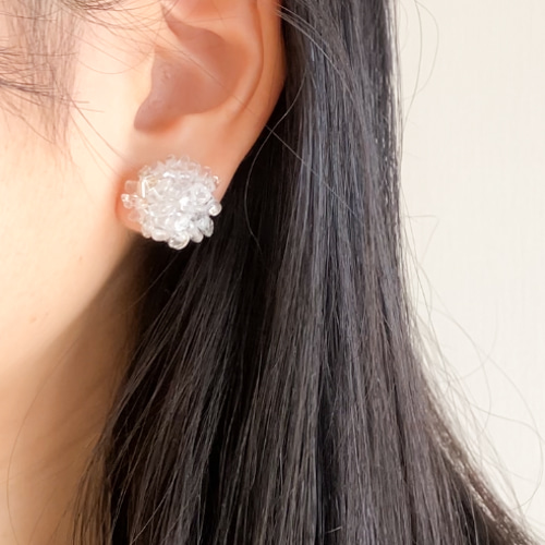 カケラ ▱ 透明 クリスタルさざれ石の刺繍ピアス/イヤリング