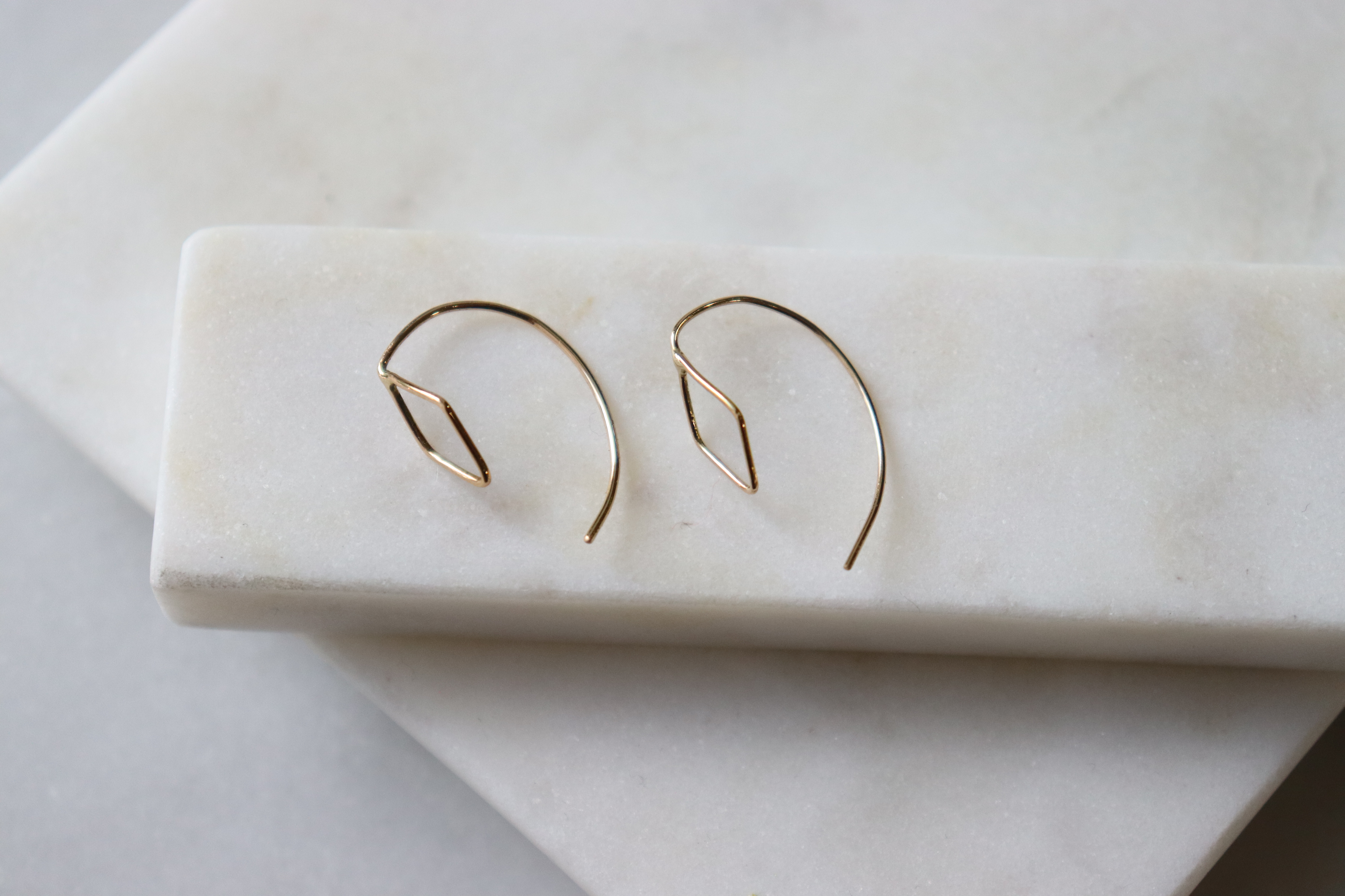 《k18YG》lozenge/ダイヤフックピアス〜toujours series