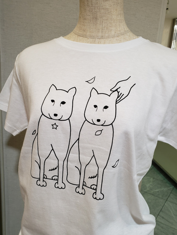 新作！穏やかな2匹の犬Tシャツ 3枚目の画像