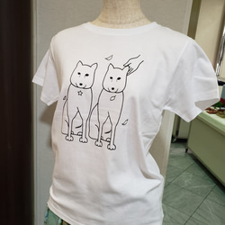 新作！穏やかな2匹の犬Tシャツ 4枚目の画像