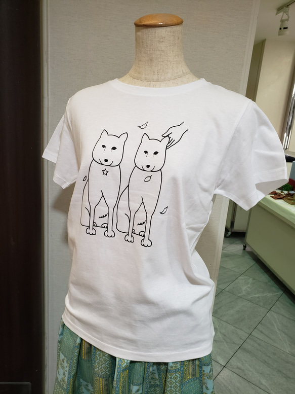 新作！穏やかな2匹の犬Tシャツ 4枚目の画像