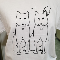 新作！穏やかな2匹の犬Tシャツ 2枚目の画像