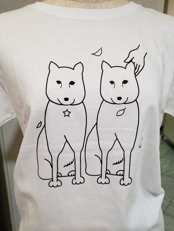 新作！穏やかな2匹の犬Tシャツ 2枚目の画像