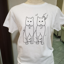 新作！穏やかな2匹の犬Tシャツ 1枚目の画像