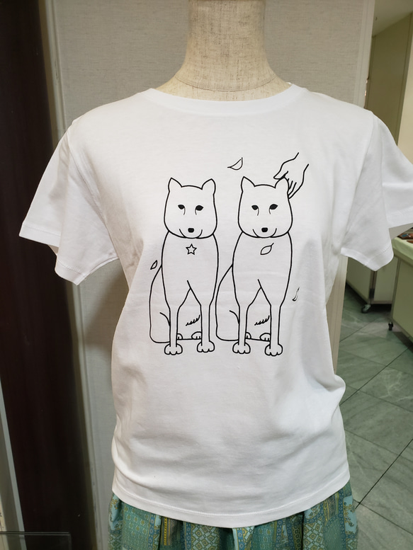 新作！穏やかな2匹の犬Tシャツ 1枚目の画像