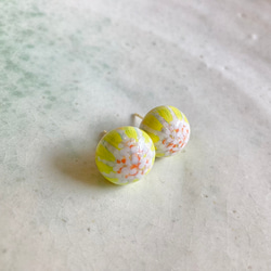 つぼみのピアス /  檸檬色　レモンイエロー　黄色　丸　サージカルステンレス　水彩　小さめ　個性的 7枚目の画像