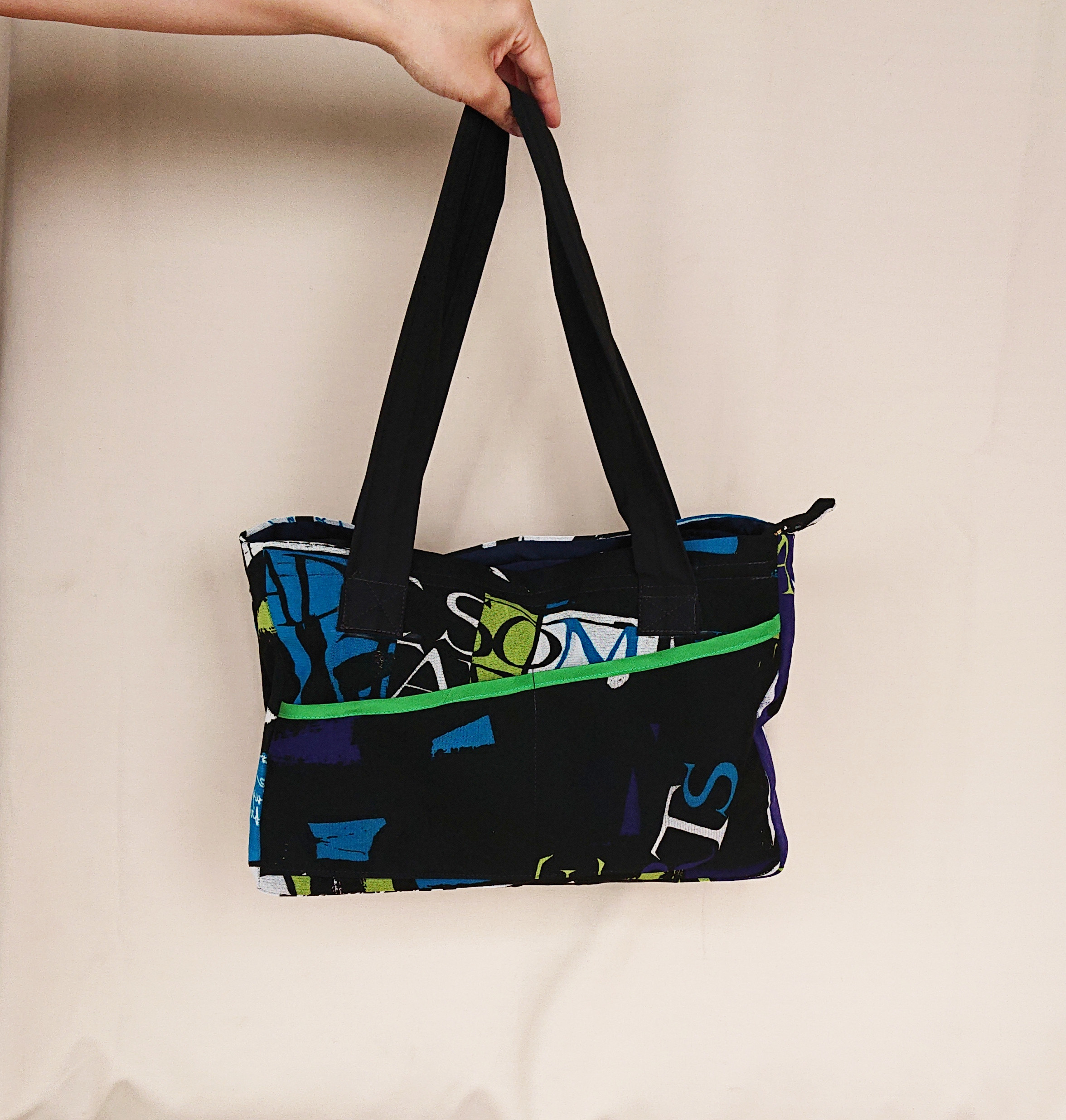 【オリジナルバッグ】収納力たっぷり。英字柄トートバッグ　MM07