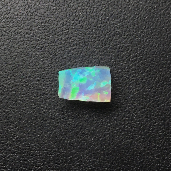 《人工オパール》(ネオンオパール) 原石 ホワイト/緑斑 1.0g ② (樹脂含侵) 1枚目の画像