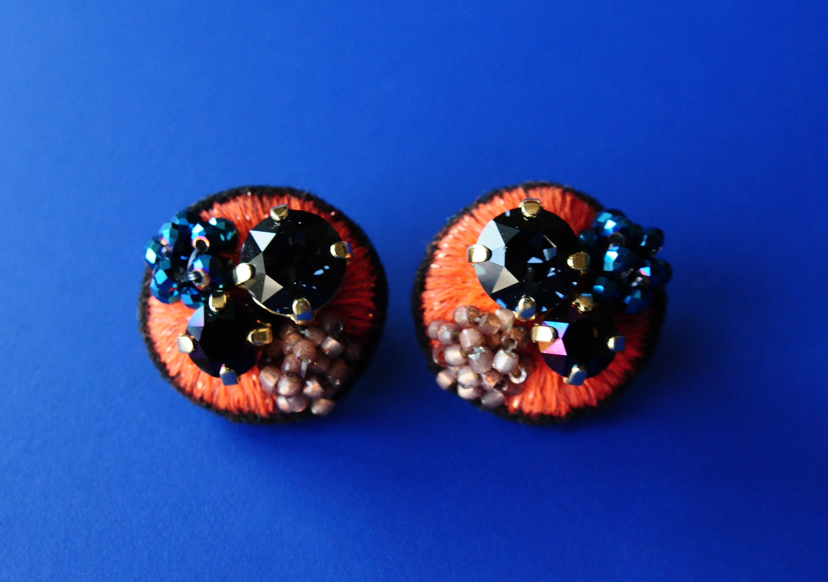 ＜Stella～遊び好きの星～＞刺繍イヤリング「 ジュエルJewe/タンジェリン」/アレルギー対応パーツ変更可能        Ω