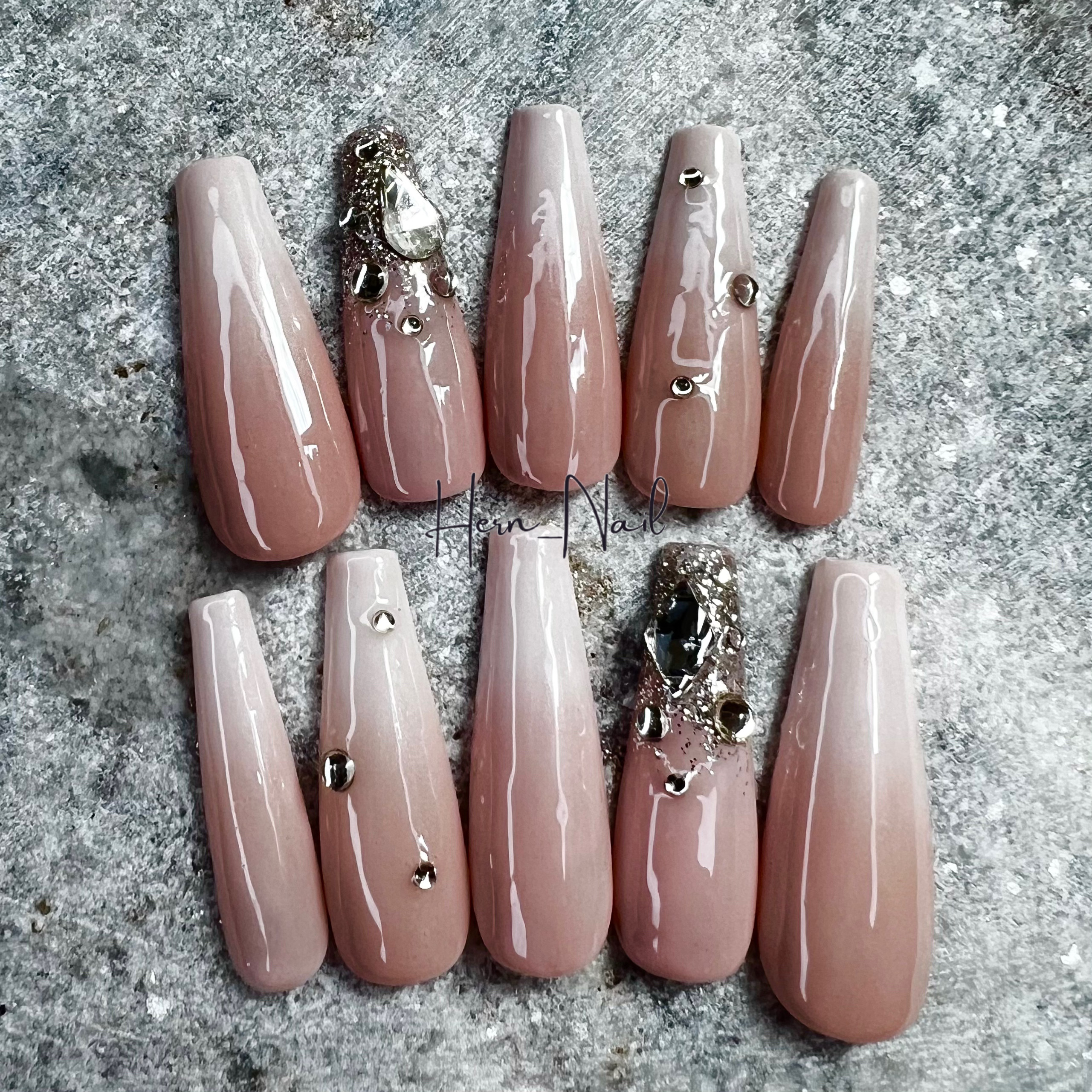 ネイルチップ　オーダー白グラ　埋め尽くし　ワンホンネイル　ベイビーブーマー