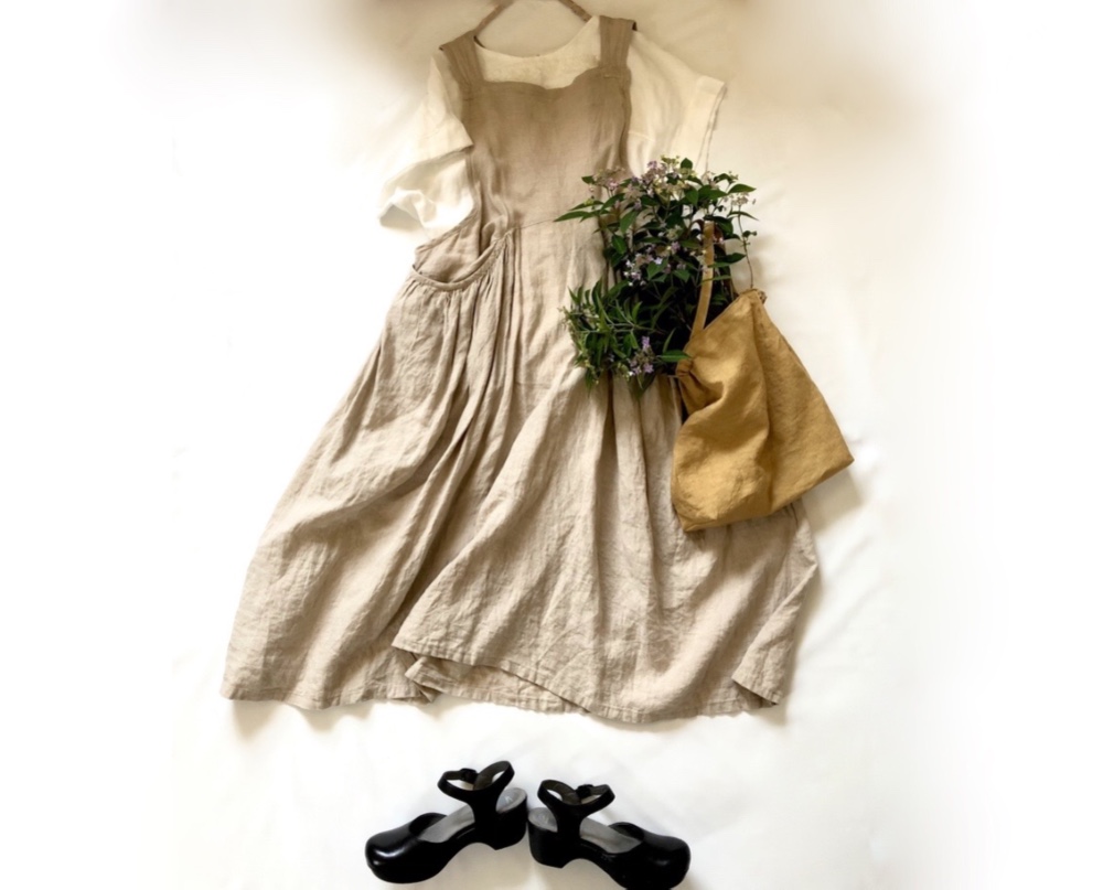 春へ**再販**ナチュラル生成りリネン　ギャザーポケットエプロンワンピース　前後２wayで着用いただけます