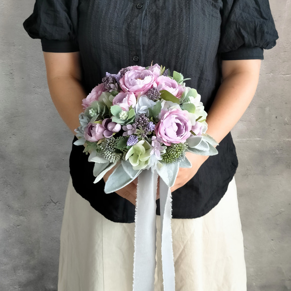 くすみパープルローズとラムズイヤーのラウンドブーケ ブライダル  