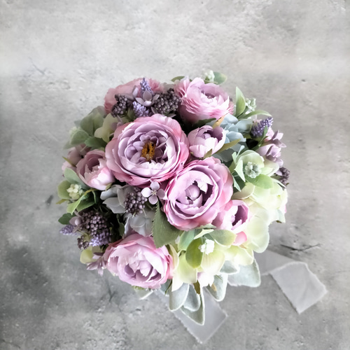くすみパープルローズとラムズイヤーのラウンドブーケ ブライダル  