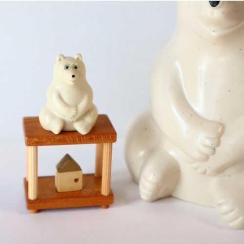 しろくま貯金箱のガチャにもぴったり！ケヤキの飾り棚〜ミニ〜 国産