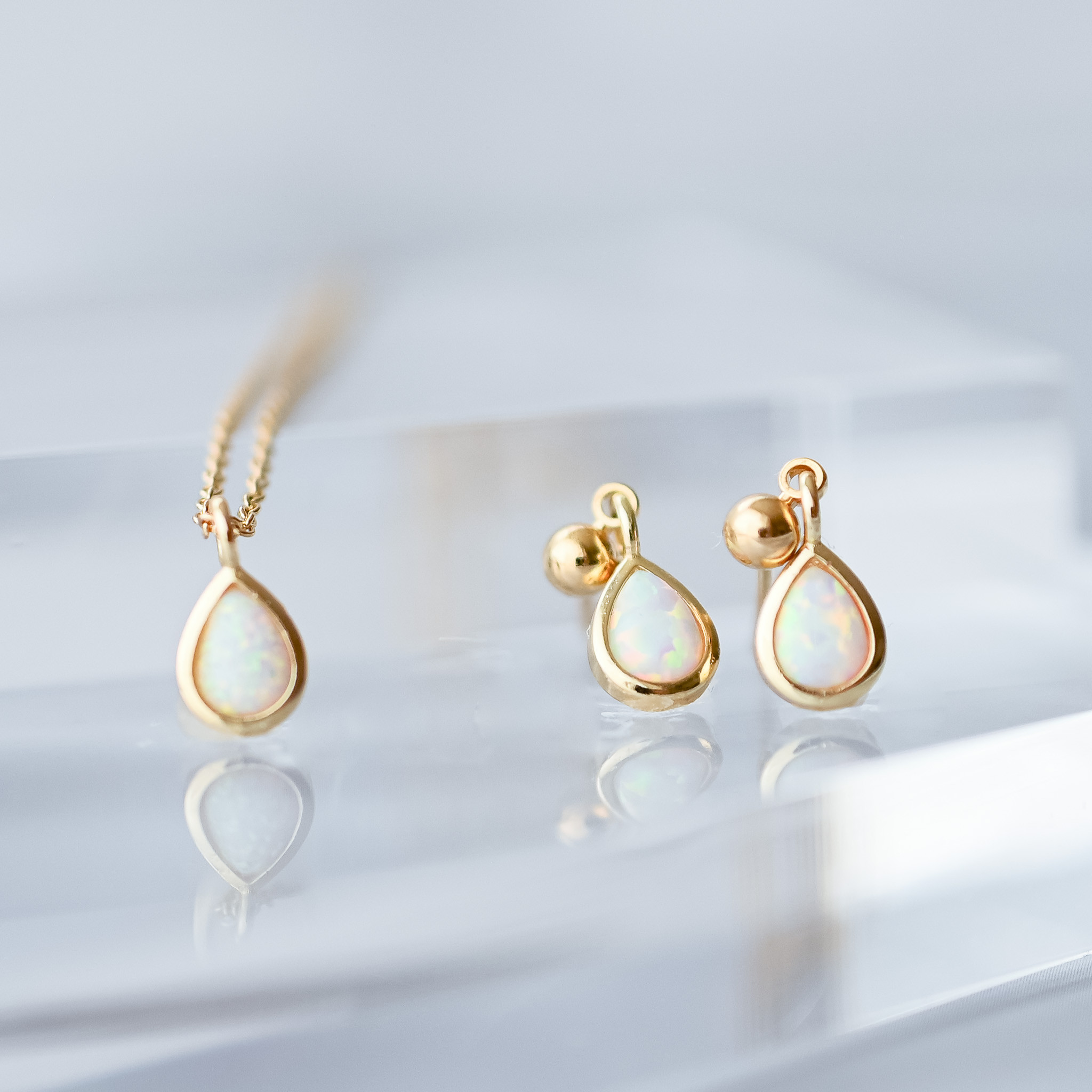 ホワイトオパールのネックレス＋ピアスset