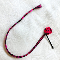 【ヘアピンタイプ】ワンポイント三つ編み付け毛　ピンクと黒　 3枚目の画像
