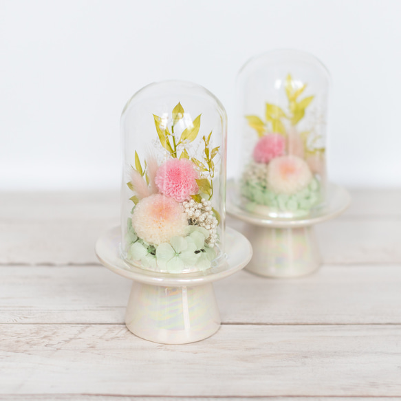 パステルカラーのかわいいガラスドームの仏花（ピンクのマム）／プリザーブドフラワーアレンジ 4枚目の画像