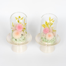 パステルカラーのかわいいガラスドームの仏花（ピンクのマム）／プリザーブドフラワーアレンジ 3枚目の画像
