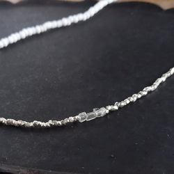 白色透明老玻璃珠，閃閃發光的卡倫銀不對稱項鍊/項鍊 第3張的照片