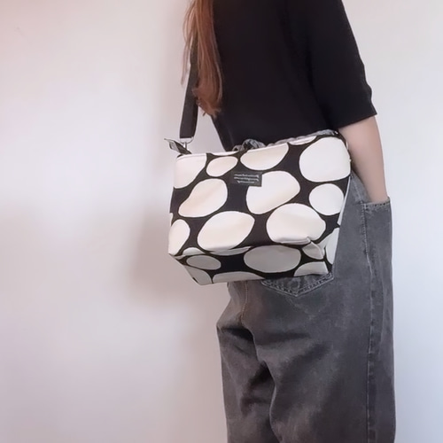 ち*え様 ハンドメイド•ショルダーバッグ•ポシェット•大人可愛い•ドット柄 ドット柄のオシャレなショルダーバッグ ポシェット fabric