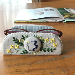 再販　青い小鳥と黄色い花　ボタニカル刺繍　ナチュラル　メガネスタンドで 心地よいお部屋に。眼鏡置き 1枚目の画像