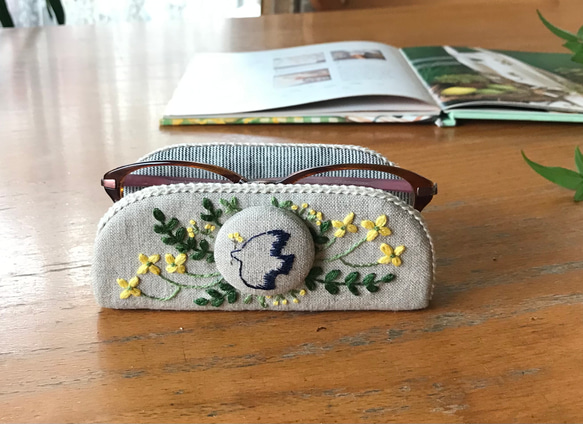 再販　青い小鳥と黄色い花　ボタニカル刺繍　ナチュラル　メガネスタンドで 心地よいお部屋に。眼鏡置き 1枚目の画像