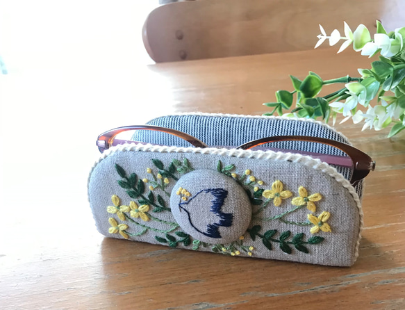 再販　青い小鳥と黄色い花　ボタニカル刺繍　ナチュラル　メガネスタンドで 心地よいお部屋に。眼鏡置き 7枚目の画像