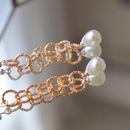 ゴールドピアス　パール付き　（GONTITI） ゴールドプレートフープスタッドピアス - IBUQUI 下北沢にある