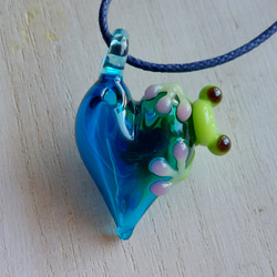 妖艶ガラスとカエルのペンダントトップ ガラス細工 ネックレス