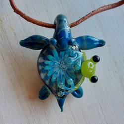 妖艶ガラスとカエルのペンダントトップ ガラス細工 ネックレス