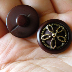 昭和レトロ お花の透かしパーツの暗い小豆色ボタン 2個セット 3枚目の画像