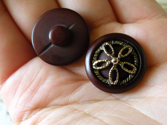 昭和レトロ お花の透かしパーツの暗い小豆色ボタン 2個セット 3枚目の画像