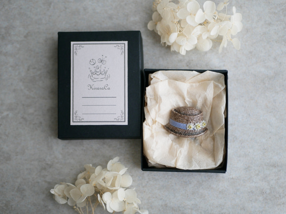 【数量限定カラー】マトリカリアのカンカン帽のブローチ(アンティークラベンダー) 5枚目の画像