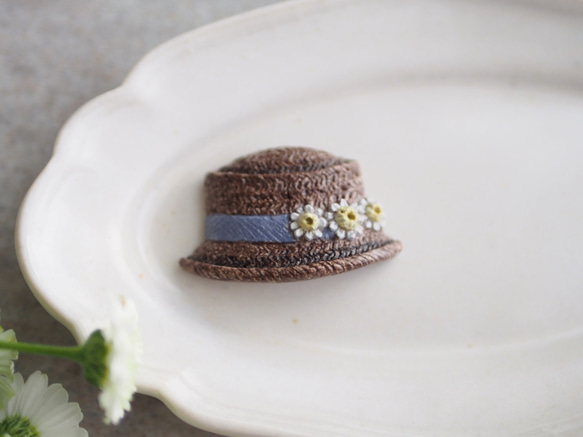 【数量限定カラー】マトリカリアのカンカン帽のブローチ(アンティークラベンダー) 3枚目の画像