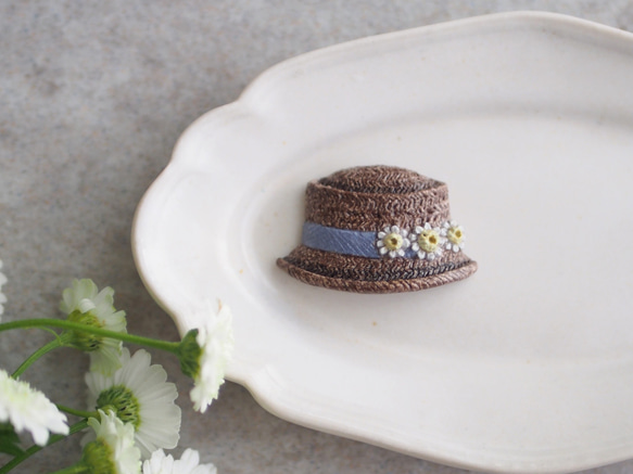 【数量限定カラー】マトリカリアのカンカン帽のブローチ(アンティークラベンダー) 2枚目の画像