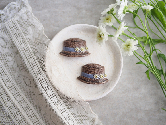 【数量限定カラー】マトリカリアのカンカン帽のブローチ(アンティークラベンダー) 1枚目の画像