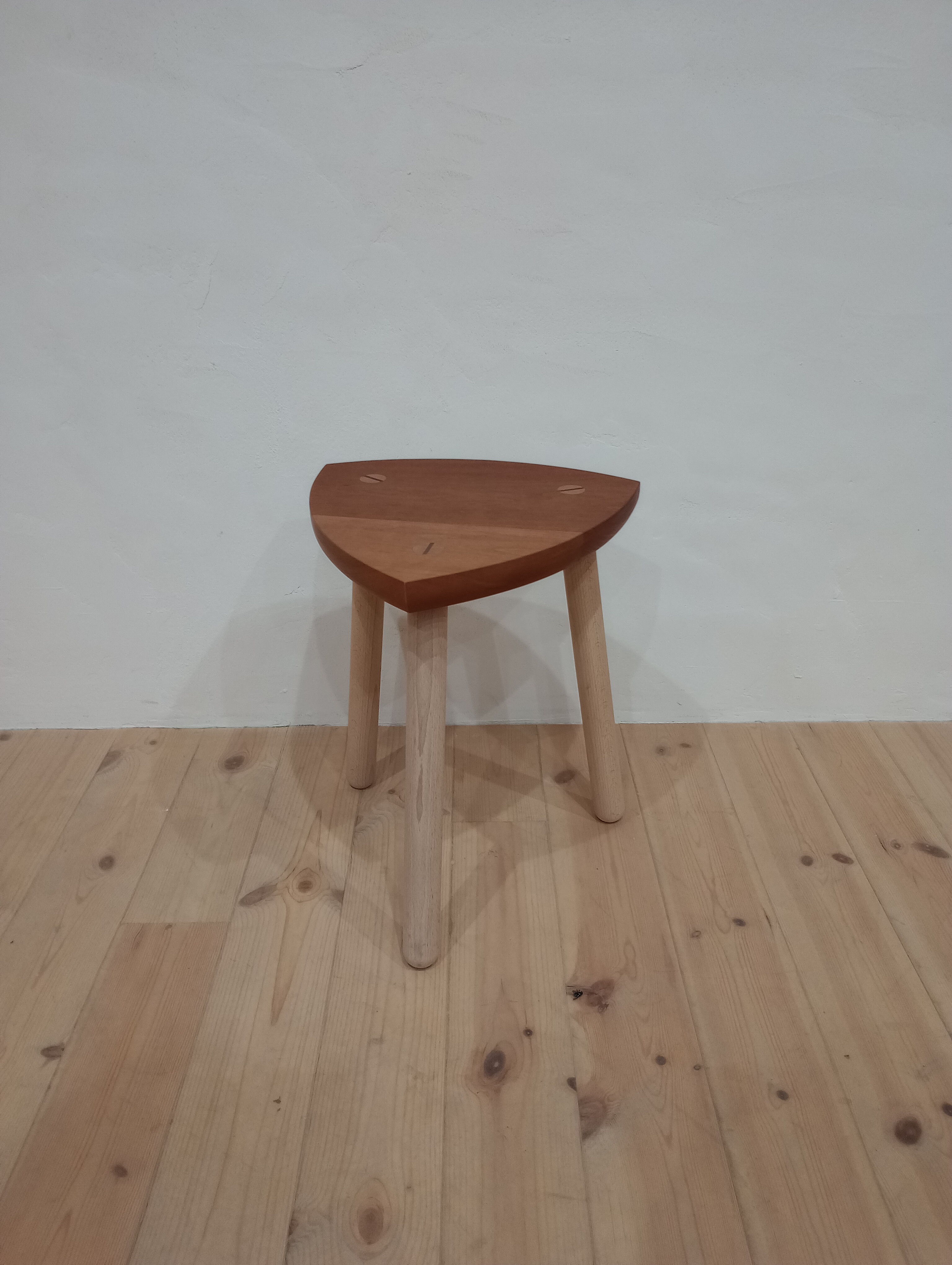 さんかくのスツール…チェリー