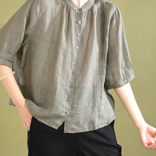かぐれ　黒 半袖リネンシャツブラウス美品　フリーサイズ　上品で美しい形です。 かぐれ 黒 半袖リネンシャツブラウス美品 フリーサイズ 上品で