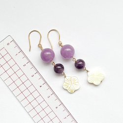 天然石ピアス　アメジスト×マザーオブパール　フラワーカービング　14kgf　pierced earrings 3枚目の画像