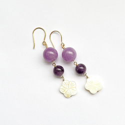 天然石ピアス　アメジスト×マザーオブパール　フラワーカービング　14kgf　pierced earrings 2枚目の画像