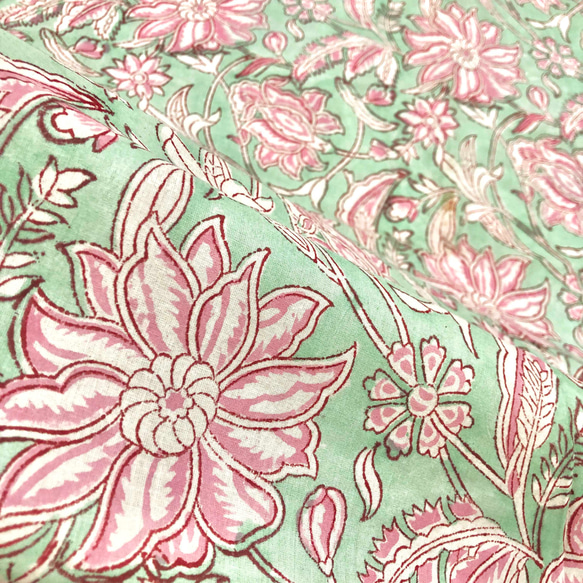 【50cm單位】淡綠色粉紅白花印度手工塊印花布料棉質 第5張的照片