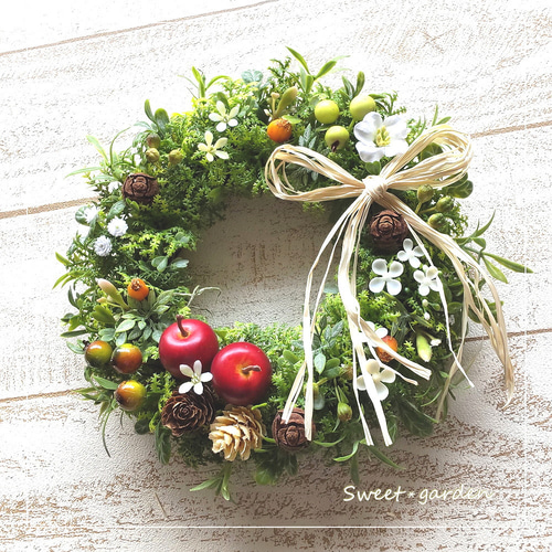 真っ赤なアップルとナチュラルベリーのリース＜きなりラフィアリボン