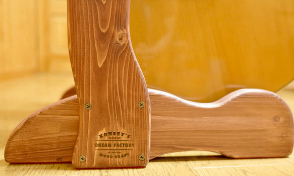 【24時間以内に発送】手作り木工　木製ギタースタンド （ワインレッド） ２本掛け 6枚目の画像