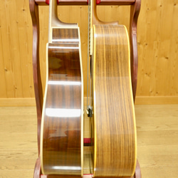【24時間以内に発送】手作り木工　木製ギタースタンド （ワインレッド） ２本掛け 3枚目の画像