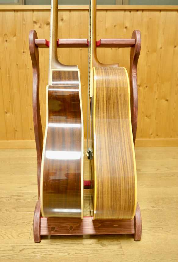 【24時間以内に発送】手作り木工　木製ギタースタンド （ワインレッド） ２本掛け 3枚目の画像