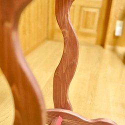 【24時間以内に発送】手作り木工　木製ギタースタンド （ワインレッド） ２本掛け 8枚目の画像