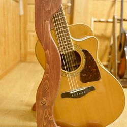 【24時間以内に発送】手作り木工　木製ギタースタンド （ワインレッド） ２本掛け 4枚目の画像