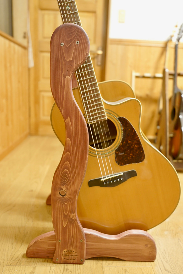 【24時間以内に発送】手作り木工　木製ギタースタンド （ワインレッド） ２本掛け 4枚目の画像